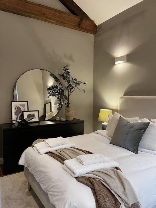 Cosy 2 Bedroom Apartment Тодморден Экстерьер фото