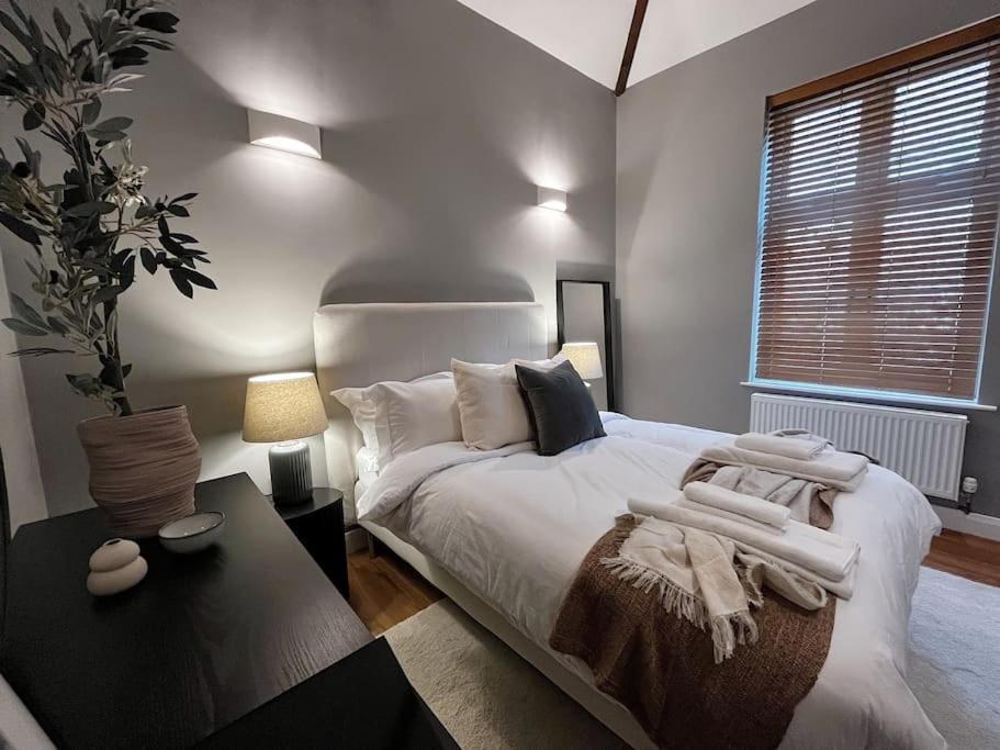 Cosy 2 Bedroom Apartment Тодморден Экстерьер фото