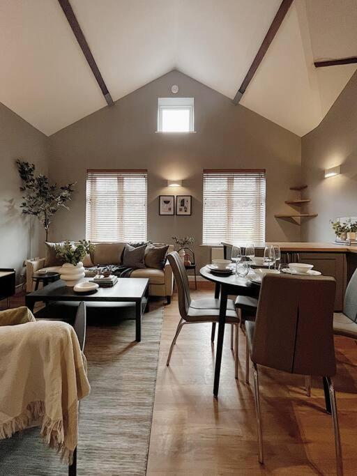 Cosy 2 Bedroom Apartment Тодморден Экстерьер фото