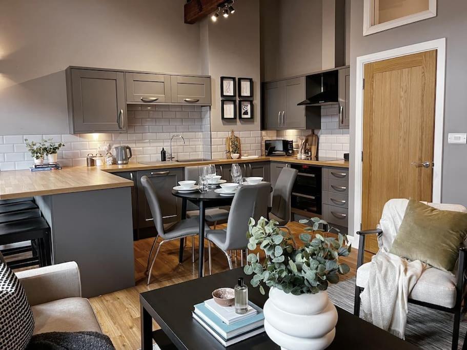 Cosy 2 Bedroom Apartment Тодморден Экстерьер фото