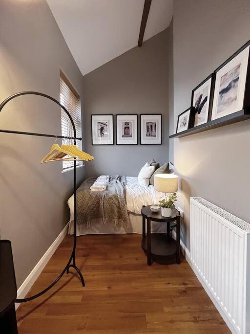 Cosy 2 Bedroom Apartment Тодморден Экстерьер фото